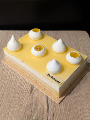 Passion : biscuit madeleine passion, crémeux passion/abricot et mousse mascarpone vanille.