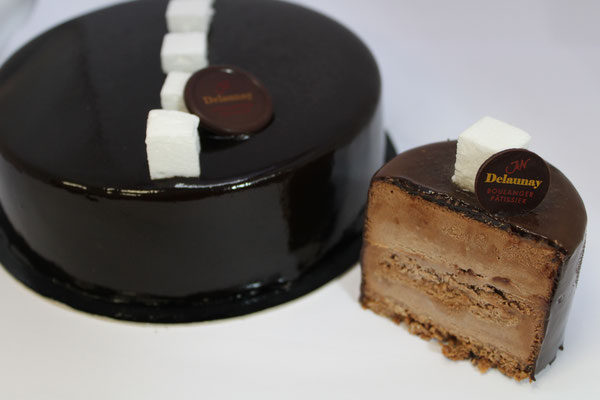 Créquillon : MOUSSE chocolat et BISCUIT chocolat noir sur croustillant PRALINÉ.  (8 parts max)