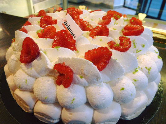 Pavlova : Meringue, crémeux framboise, chantilly citron et framboises fruits.