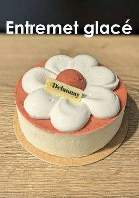 Queen : Meringue, sorbet fraise et crème glacée vanille. Sans gluten. En 4 et 6 parts.