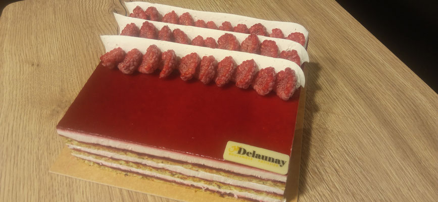Framboisier revisité : Biscuit pistache, confit framboise et ganache montée au citron vert.