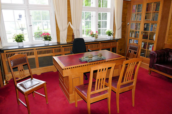 Schreibtisch an dem der Standesbeamte traut im Schloss Ritzebüttel