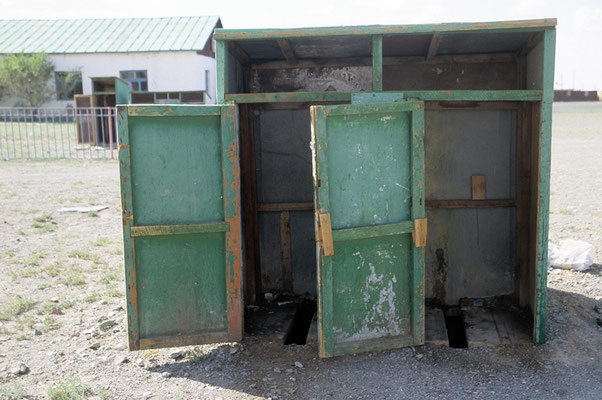 Öffentliche Toilette in dem kleinen Städtchen Bajantzag in der Mongolei.