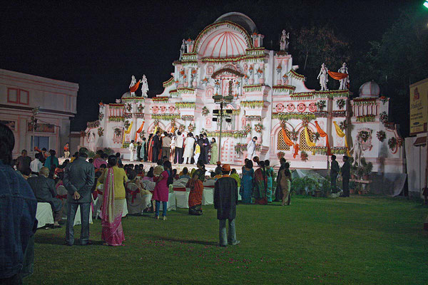Eine Hochzeitsgesellschaft feiert in Jaipur.