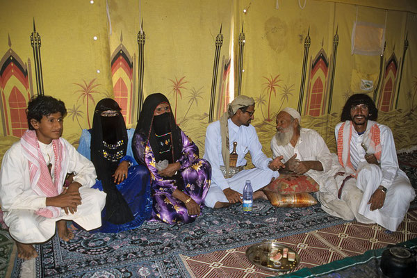 Hassan mit seiner Famile, die in der Großen Arabischen Wüste Rub al Khali als Nomaden leben.