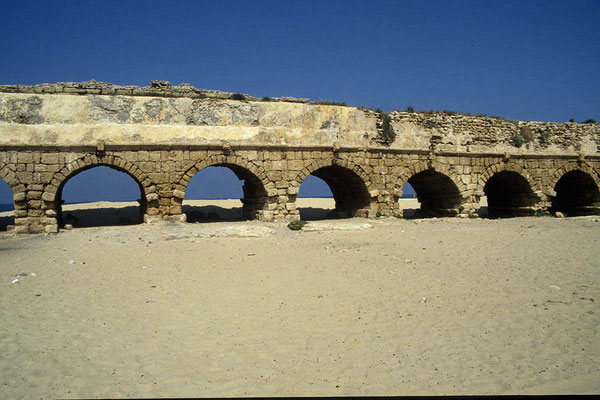 Das einst 12 km lange Aquädukt versorgte das antike Cäsarea  mit Wasser aus dem nordöstlich gelegenen Karmelgebirge. 