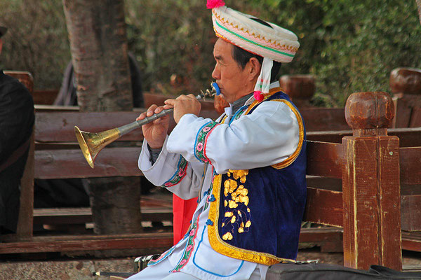 Traditionell gekleideter Musiker in Lijiang.