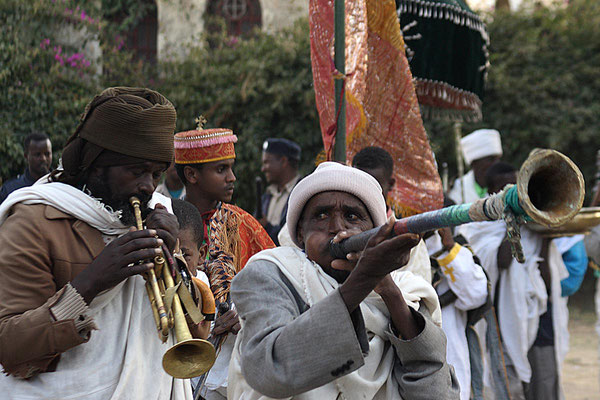 Beginn der feierlichen Prozession beim Timkatfest in Axum.
