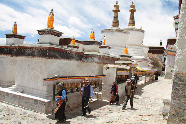 Pilger beim Kloster Tashilhunpo in Shigatse umrunden die Stupas mehrmals.