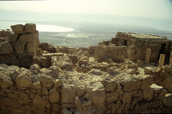 Auf einem isolierten Tafelberg  liegen die Überreste der ehemaligen Festung Masada,  die als Symbol der Freiheit Israels gilt.
