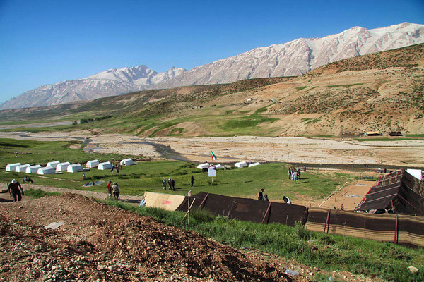 Zeltlager bei den Bakhtiari-Nomaden im Zagros-Gebirge auf einer Höhe von etwa 2500 Meter.