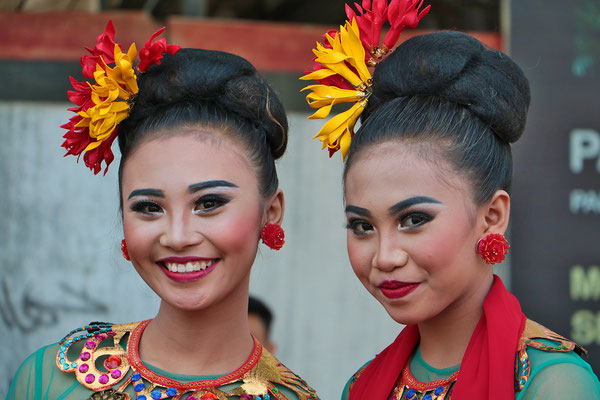 Zwei Grazien in dem Städtchen Malang auf Java