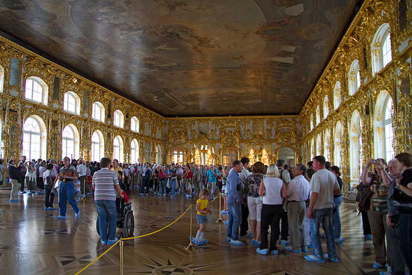 Innen nicht weniger prunkvoll - Der Katharinenpalast in Puschkin bei St. Petersburg.