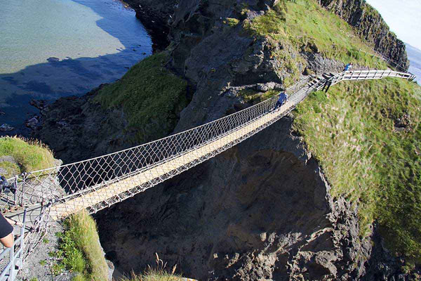 Die Carrick-a-rede-Hängebrücke führt zu spektakulären Aussichtspunkten an der Nord-Ost-Küste.