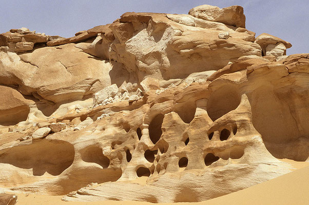 Faszinierende Felsformationen: Die Kreideklippen mitten in der Wüste.