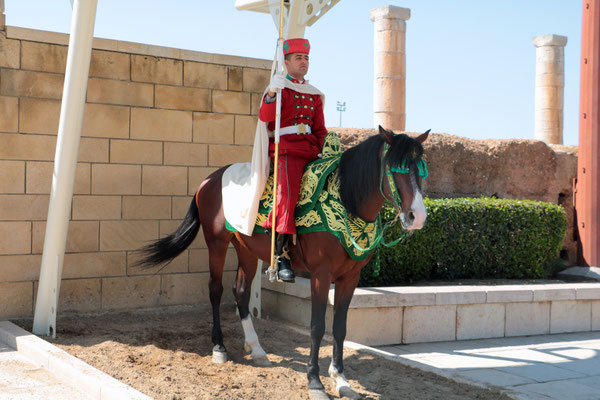 Das Mausoleum von Mohammed V. in Rabat wird Tag und Nacht von Wachposten in altmaghrebinischer Uniform bewacht.