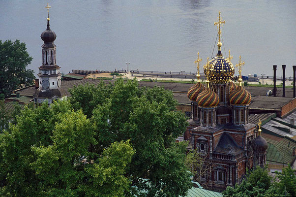 In Nischni Novgorod an der Oka-Mündung liegt auf der anderen Fluss-Seite hinter der Kulisse des Hafens die Alexander-Newski-Kirche.