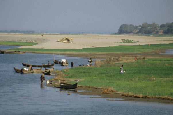In der Trockenzeit werden die Ufer des Irrawadey bepflanzt und als fruchtbares Feld genutzt.