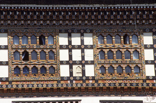 Traditionelle Bauweise in Bhutan mit schönsten Holzarbeiten.