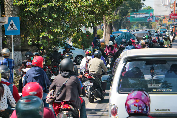 Überall in Indonesien ist der Verkehr immens und jeder Zentimeter Straße ist belegt