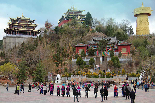 Es ertönt Musik und jung und alt tanzen auf dem zentralen Platz vor dem Tempel in Zhongdian.