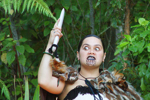 Besuch im Marae, einem Maoridorf bei Rotorua mit Teilname an traditionellen Zeremonien