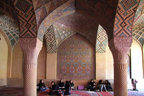 In der großen Säulen - Halle der Nasir al-Mulk Moschee in Schiras. Die Grundsteinlegung war 1876