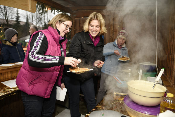 Waffelstand am Stand des Musikvereins am Wiesseer Advent 2016