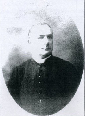 Né à Anché en 1877 - Ordonné prêtre en 1902 - Vicaire aux Aubiers en 1902 -  Curé de Granzay en 1906 - de Coulon le 9 aout 1913.  Quitte Coulon pour Latillé après le 15 aout 1932.  Décédé le 1er novembre 1967 à Latillé.  