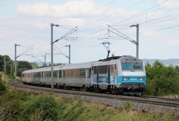 Descendant vers Clermont-Ferrand, cette BB 26163 tirant le 5959 apporte un peu de couleur à ce ciel bien tristounet. St Sylvestre Pragoulin (63) le 10 Aout 2016.