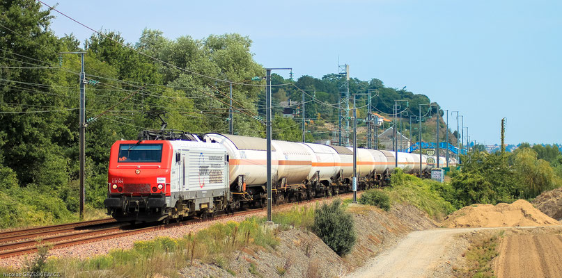  La E37504 et ses wagons de gaz, ce train relie Lérouville à Donges.