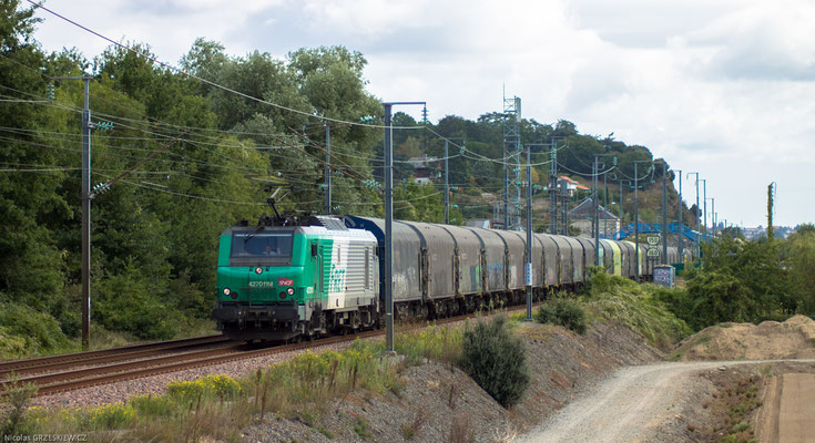 La BB 27011M tracte ces wagons à destination de l'ITE Carnaud. Train n°73307 en provenance de Saint Pierre des Corps. 