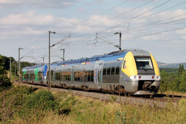 Synergie entre 2 régions. Train n°875500 Clermont-Ferrand - Montchanin - Dijon. St Sylvestre Pragoulin (63) le 10 Aout 2016.
