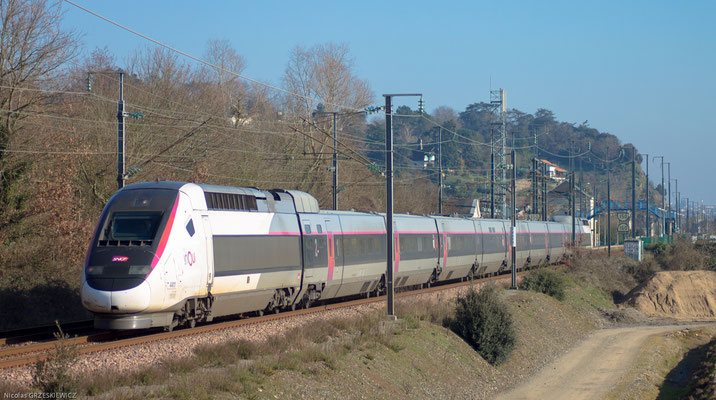 C'est avec le soleil que la 4411 se présente sur le train n°5215 en Roissy CDG et Nantes. Mauves sur Loire (44), le 22-01-2020.