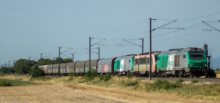 La BB 75448 sur la marche n°66476 remonte vers Nevers avec une Sybic et une 75400 inconnue. Surat (63), 11/08/2020.