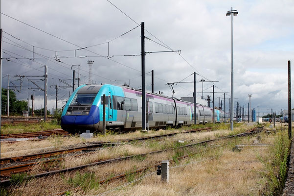 En attente d'une nouvelle mission soit vers l'Orleanais ou la Bretagne, la Z21595/596 est vue ici à coté du poste M.