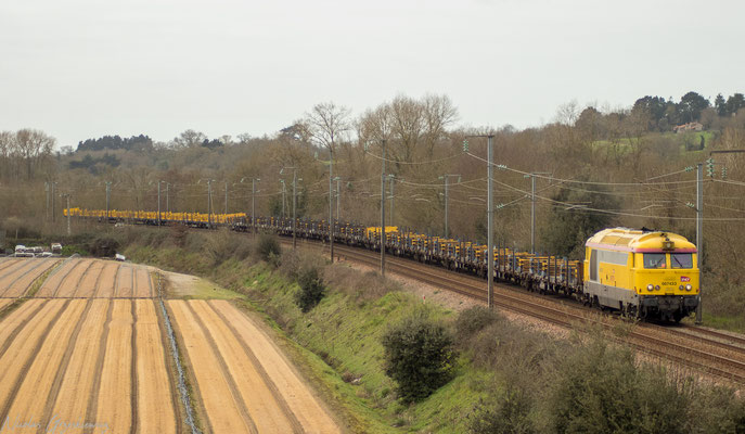 La BB67433 est en charge du train n°817566 en provenance de la Roche sur Yon. Elle remonte vers SP un rame vide de LRS. Mauves sur Loire, le 21-02-2020.