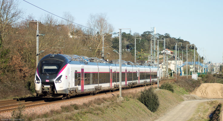 Le B 85043/44 est en charge du train n°4504 Lyon Perrache - Nantes. Mauves sur Loire, 06-02-2020..
