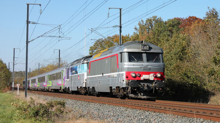 Une UM sur le 3835. Les BB 67547 et 67437 toutes les 2 du dépôt de Bordeaux. Le 02 Novembre 2015 au PK 12 de la ligne Nantes - Saintes.
