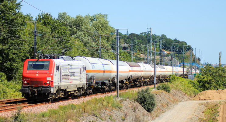 La E37503 tire ses 20 wagons de gaz. Elle est en charge du train n°489365 entre Lérouville et Donges. Mauves sur Loire, le 22 Aout 2019