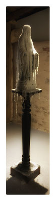 Pluie / 2020 / Fonte de pierre, bois, cire / 170x25x25 cm