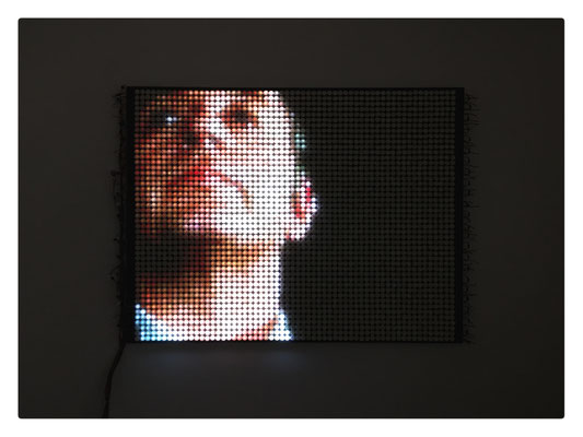 Eucharistie / 2019 / Hostie, LED, bois, clou, dispositif électronique, citation de La Grande Bouffe de Marco Ferreri (1973) / 150x200x7 cm