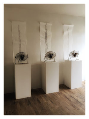 Vents contraires (Trois études de branches) / 2019 / Médium, ventilateurs, mine graphite et encre acrylique sur papier Canson / Trois éléments / 271x50x50 cm chaque élément