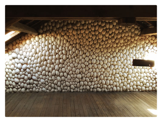 Irruption / 2016 / Installation de 1017 éléments / Plâtre / 275x970x15 cm