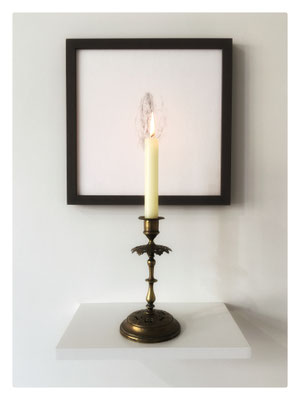 Revestuaire / 2019 / Mine graphite sur papier Hahnemühle, cadre, bougeoir, cierge, support étagère / 30x30 cm (dessin hors-cadre) / 52x33x19 cm l'ensemble