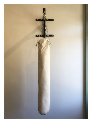 Somnambule / 2022 / Plâtre, accroche de sac de frappe / 165x41x70 cm