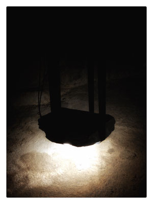 92 kW / 2013 / 3 suspensions / Ardoises, sangles et néons / Dimensions variables / Détail