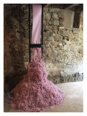 Carne / 2019 / Broyeur à papier, rouleau de papier boucherie, métal, alimentation électrique / Dimensions variables (avec Étienne Rivière)