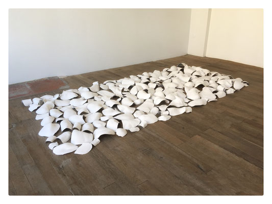Limiter la casse / 2018 / Porcelaine crue / 120 x 250 cm