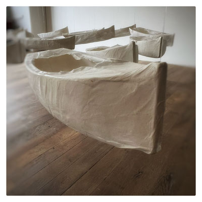 Sabir / 2024 / 19 canots de sauvetage en Wenzhou moulé, fil de nylon, crochets, plombs / Dimensions variables / Détail